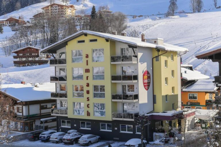 Vooraanzicht met daglicht van Hotel Almrausch