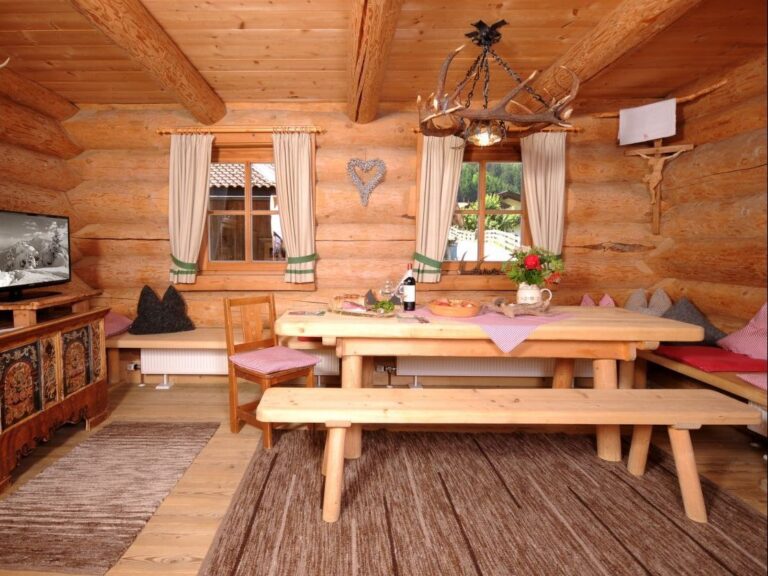 andreas hofen hutte in mayrhofen eetgedeelte
