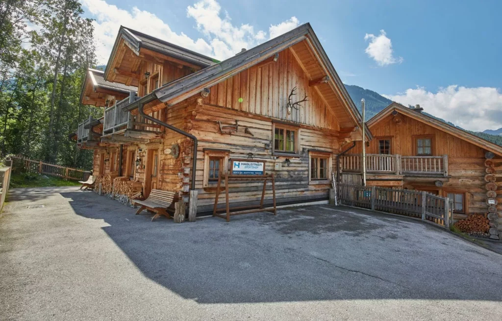 chalet dreihittn steinbock in saalbach zijkant