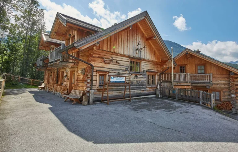 chalet dreihittn steinbock in saalbach zijkant