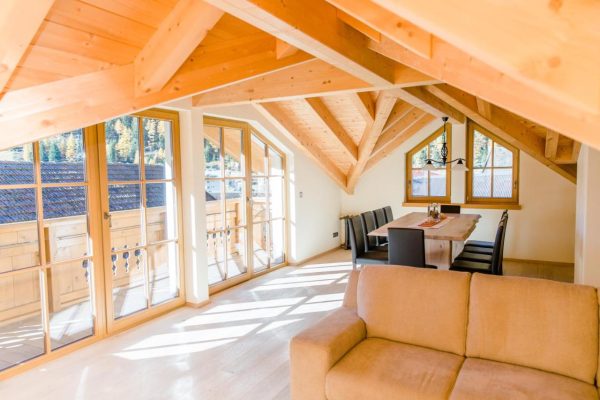 Eetkamer van de zolder bij Chalet Am Trogwohl