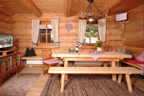 andreas hofen hutte in mayrhofen eetgedeelte