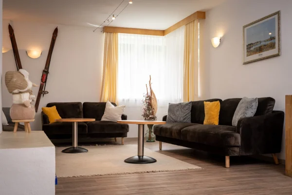 skichalet alpenkristall in st. anton woonkamer zitgedeelte