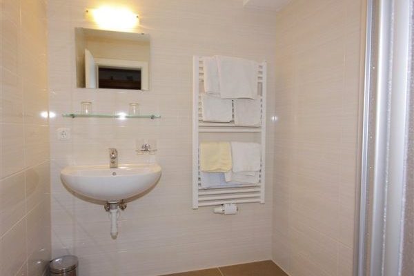 chalet appartement hollenzen in zillertal badkamer