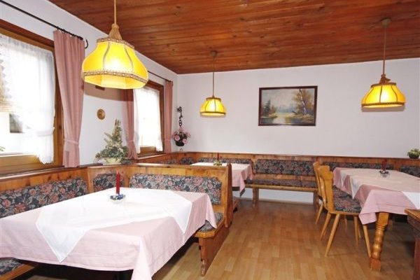 chalet appartement hollenzen in zillertal eetkamer