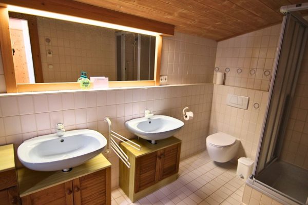 chalet arlberg in st. anton badkamer