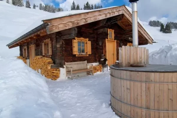 Vooraanzicht van Chalet Bachalm 1802 met hottub