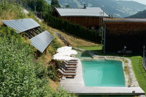 Zwembad in de zomer bij Chalet Bachgut 1 hinterglemm