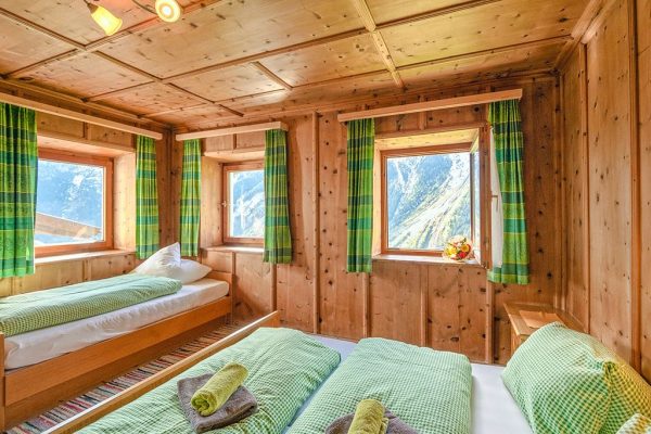 Slaapkamer met uitzicht van Chalet Bergblick