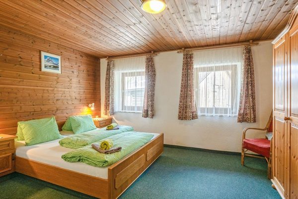 Slaapkamer tweepersoonsbed bij Chalet Bergblick