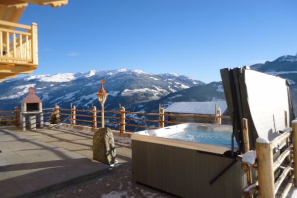 jacuzzi met prachtig uitzicht van Chalet Bergjuwel