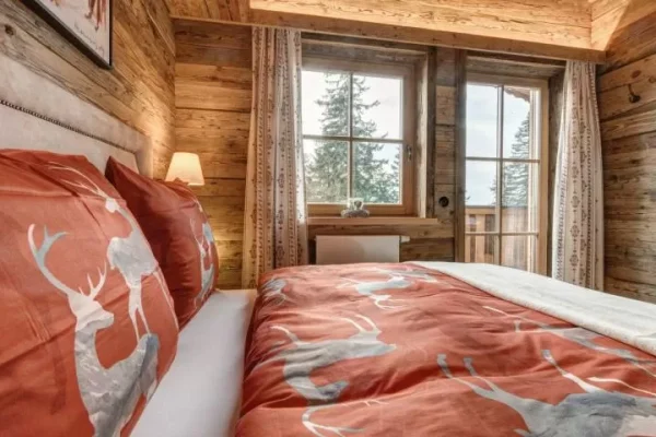 Slaapkamer met balkon en mooi uitzicht van chalet brechhorn
