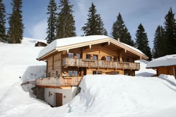 Vooraanzicht van chalet brechhorn