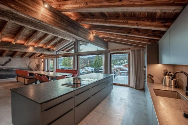 Keuken en eettafel van Chalet der Legenden