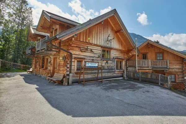 chalet dreihittn steinbock in saalbach zijkant