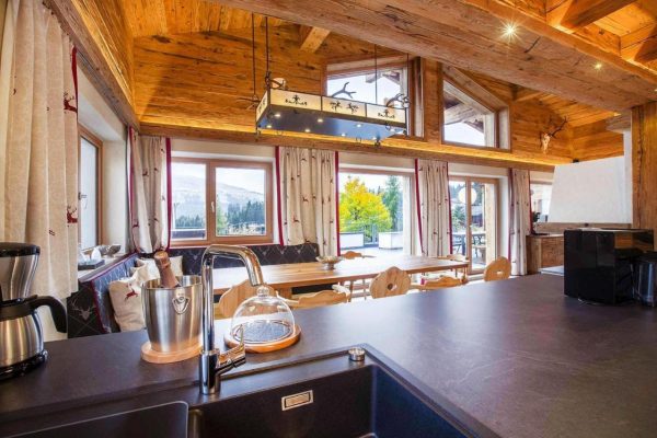 keuken en eettafel van Chalet Edelweissalm