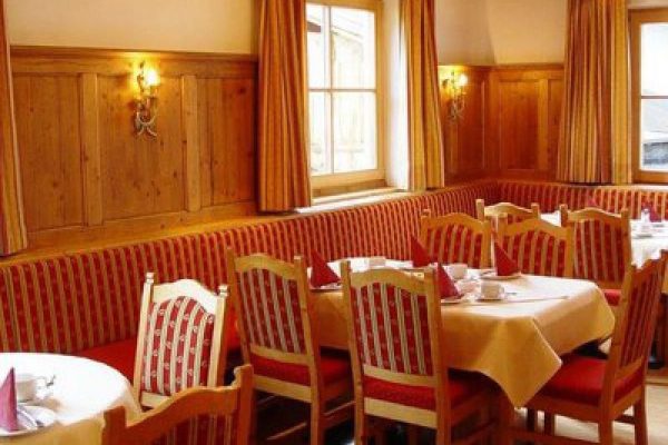chalet elfriede in serfaus eetkamer