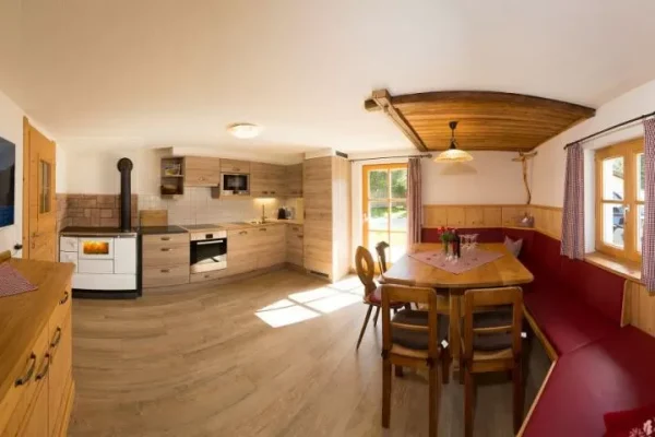 woonkamer en keuken bij Chalet Frauenkogel