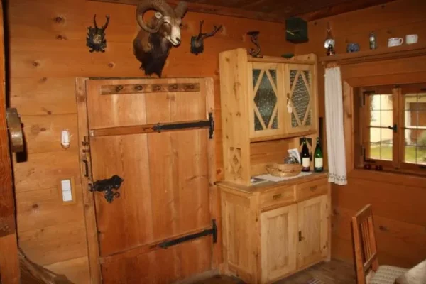 kast en deur met decoratie van Chalet Hexenhäuschen