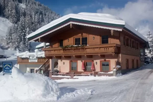 vooraanzicht van Chalet Hochlandhäusl