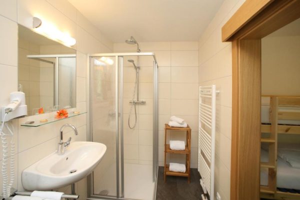 chalet jasmin in zell am see badkamer