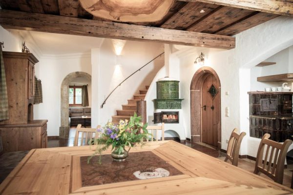 Eettafel en openhaart Chalet Kleinbretteneben