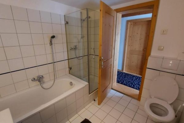 chalet levett in st. anton badkamer