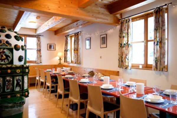 chalet levett in st. anton eetkamer