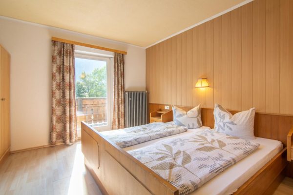 Slaapkamer met balkon bij Chalet Marina