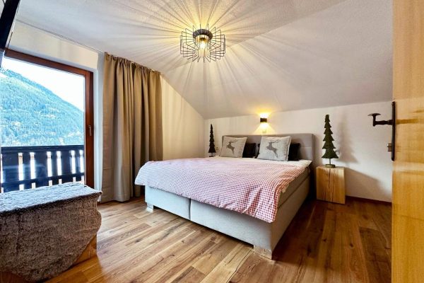 Slaapkamer met balkon bij Chalet Mountain Lodge