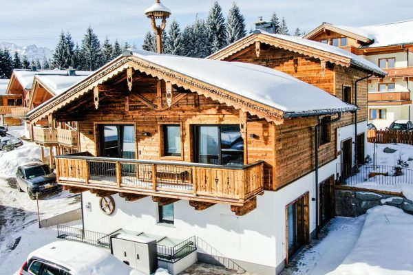 Buitenaanzicht van Chalet Pinzgauer Almhütte