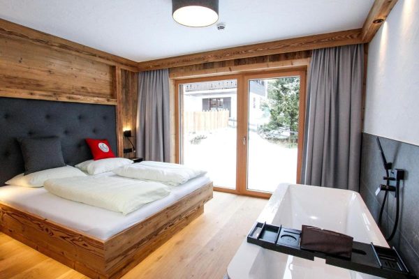Slaapkamer met bad van Chalet Pinzgauer Almhütte