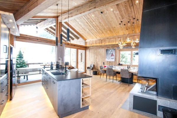 Eettafel, open haart en keuken bij Chalet Pinzgauer Almhütte