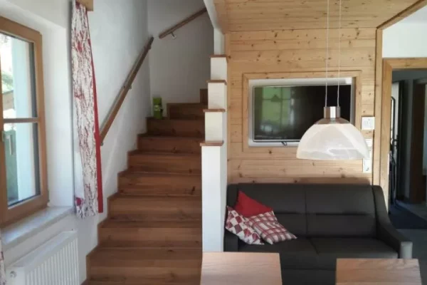 trap en woonkamer bij Chalet Toni Hausl