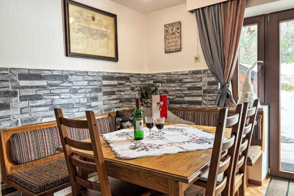 Tafel in de keuken van Chalet Willi