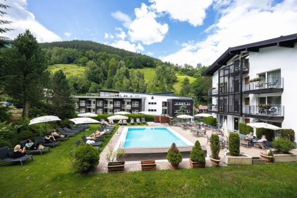 buitenzwembad bij Hotel Der Waldhof