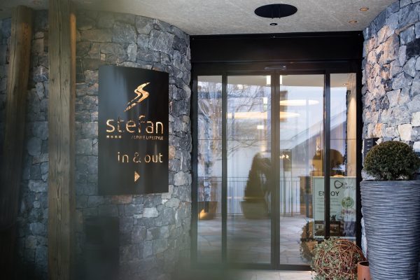 Ingang van Hotel Stefan