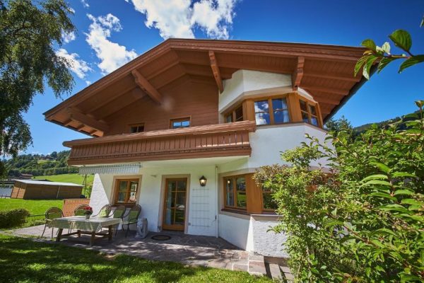 achterzijde en tuin bij Landhaus Felix