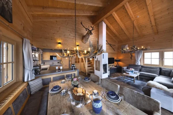 Woonkamer en keuken bij Mooshütte