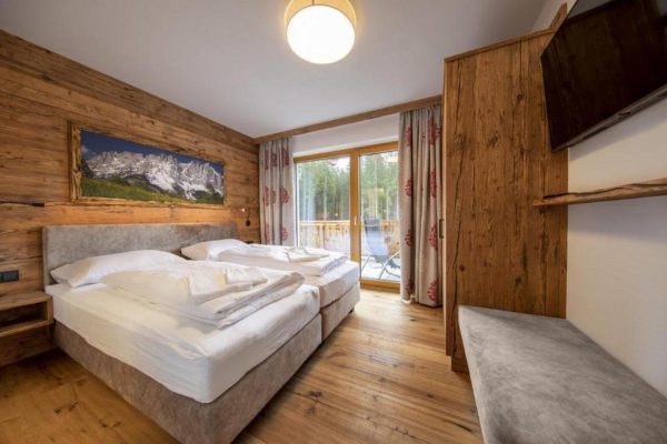 Slaapkamer met balkon van nationalpark chalet malhamhorn