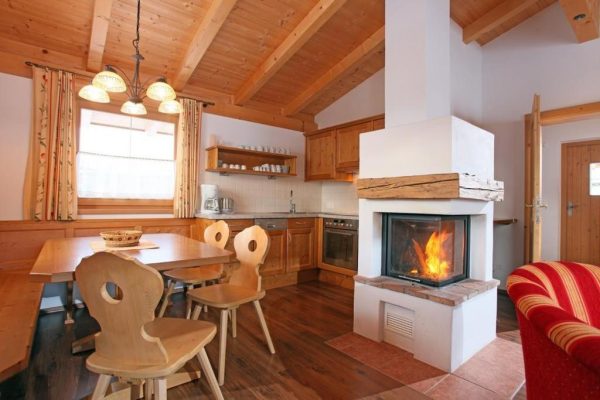 Woonkamer van een huisje bij Resort Brixen