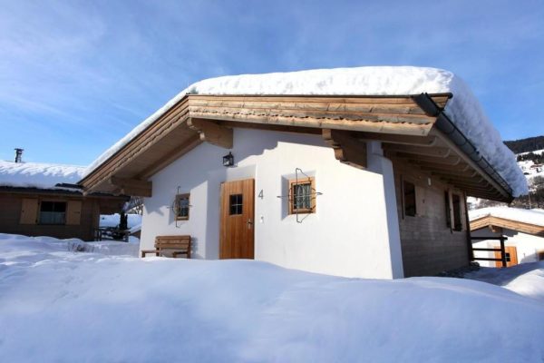 Vooraanzicht van een huisje bij Resort Brixen