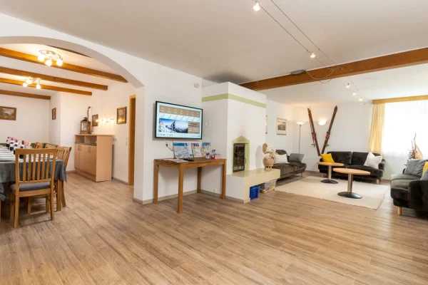 skichalet alpenkristall in st. anton woonkamer